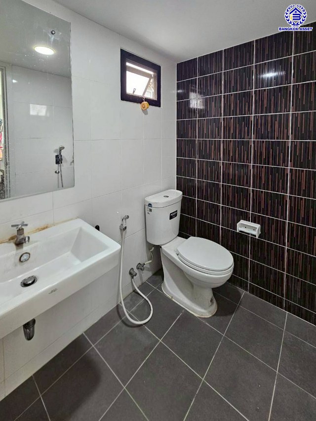 บ้านเดี่ยวมือสองนนทบุรี โครงการ ดีไลท์ รัตนาธิเบศร์-ท่าอิฐ หลังมุม เนื้อที่ 73.10 ตร.ว. พื้นที่ใช้สอย 150 ตร.ม. ฟังก์ชัน 4 ห้องนอน 2 ห้องน้ำ 2 ที่จอดรถ พร้อมเข้าอยู่ โครงการบนทำเลเดินทางสะดวก เชื่อมต่อถนนรัตนาธิเบศร์ ใกล้รถไฟฟ้าสายสีม่วง "สถานีบางรักน้อยท่าอิฐ" และจุดขึ้นทางด่วน "ศรีรัช"