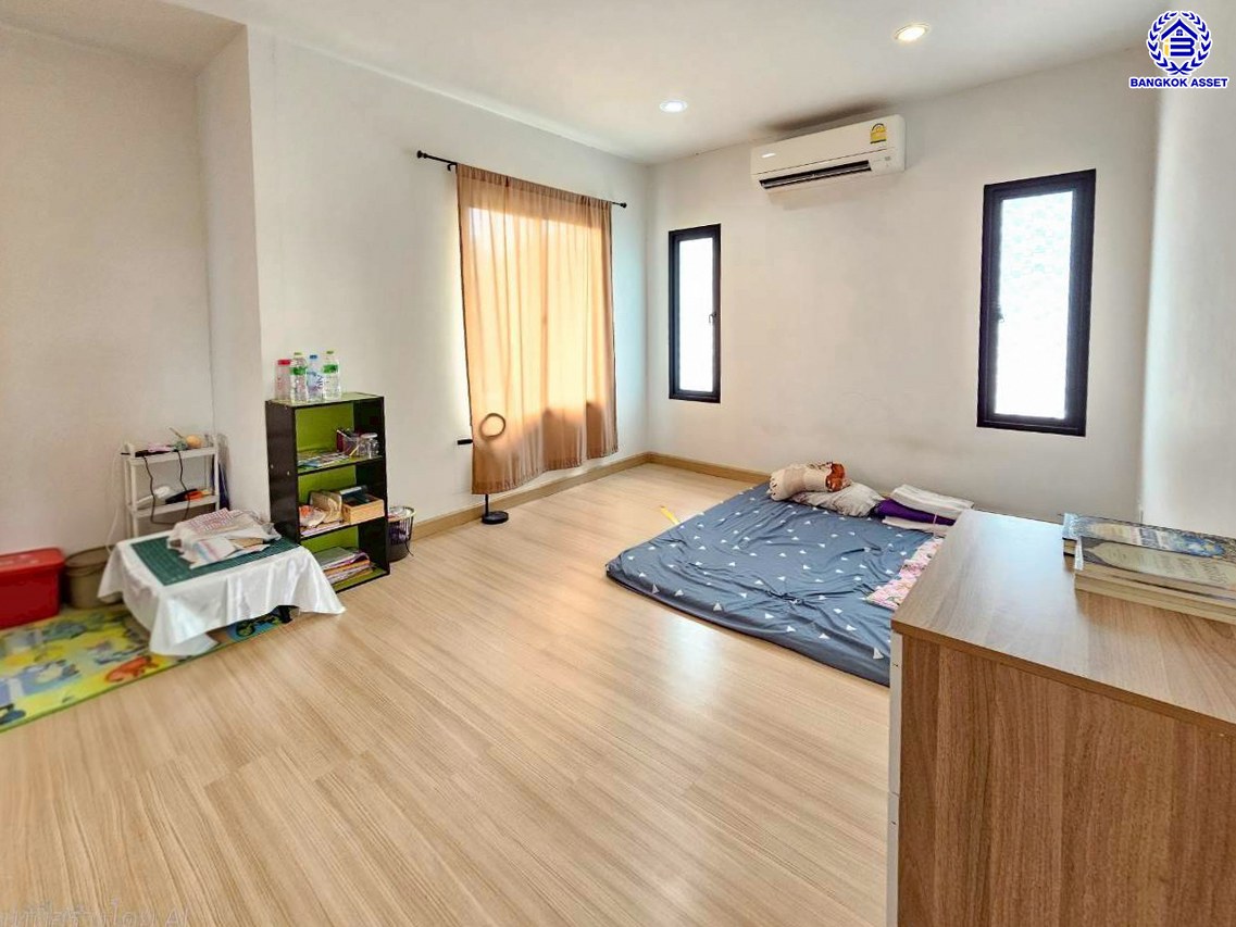 บ้านเดี่ยวมือสองนนทบุรี โครงการ ดีไลท์ รัตนาธิเบศร์-ท่าอิฐ หลังมุม เนื้อที่ 73.10 ตร.ว. พื้นที่ใช้สอย 150 ตร.ม. ฟังก์ชัน 4 ห้องนอน 2 ห้องน้ำ 2 ที่จอดรถ พร้อมเข้าอยู่ โครงการบนทำเลเดินทางสะดวก เชื่อมต่อถนนรัตนาธิเบศร์ ใกล้รถไฟฟ้าสายสีม่วง "สถานีบางรักน้อยท่าอิฐ" และจุดขึ้นทางด่วน "ศรีรัช"