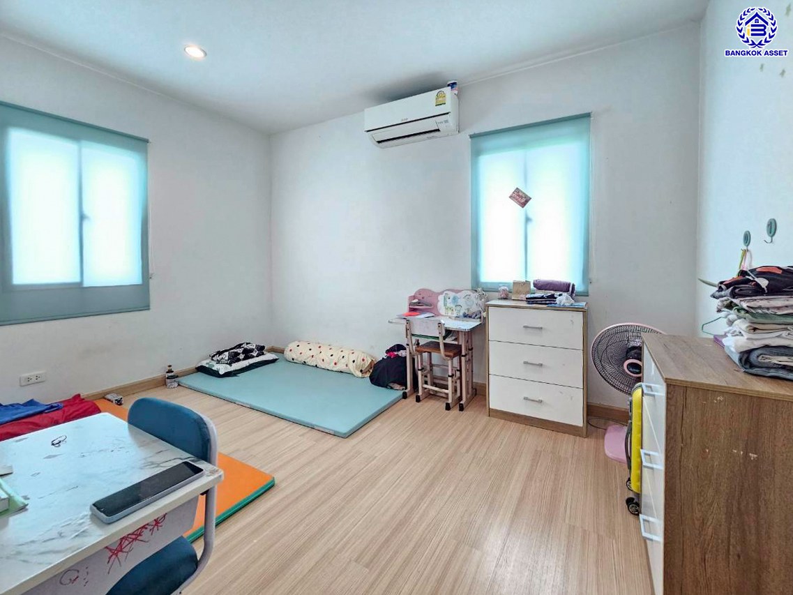 บ้านเดี่ยวมือสองนนทบุรี โครงการ ดีไลท์ รัตนาธิเบศร์-ท่าอิฐ หลังมุม เนื้อที่ 73.10 ตร.ว. พื้นที่ใช้สอย 150 ตร.ม. ฟังก์ชัน 4 ห้องนอน 2 ห้องน้ำ 2 ที่จอดรถ พร้อมเข้าอยู่ โครงการบนทำเลเดินทางสะดวก เชื่อมต่อถนนรัตนาธิเบศร์ ใกล้รถไฟฟ้าสายสีม่วง "สถานีบางรักน้อยท่าอิฐ" และจุดขึ้นทางด่วน "ศรีรัช"