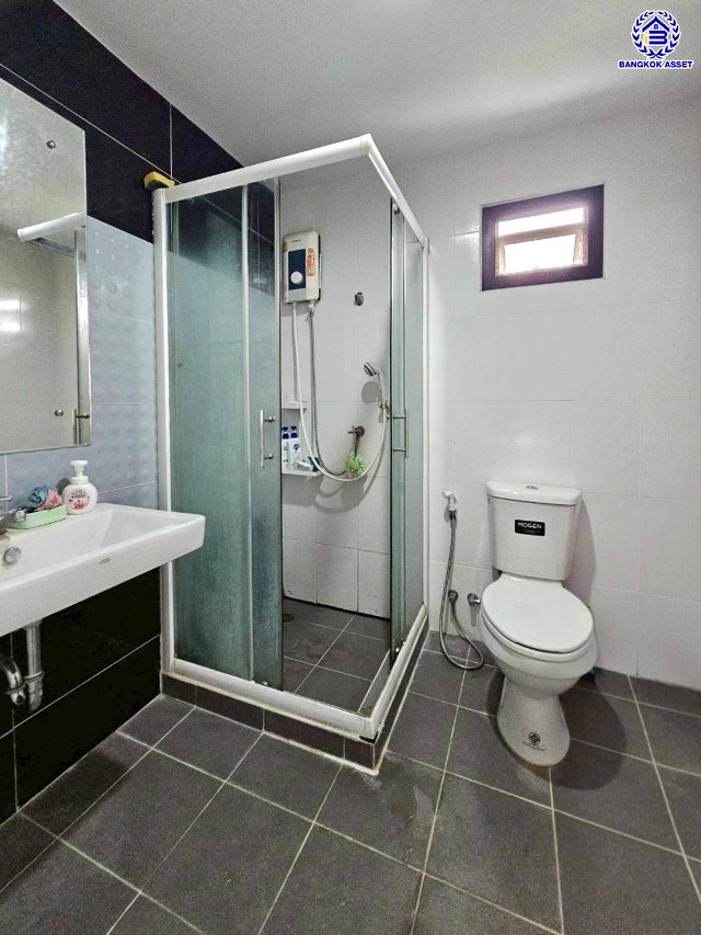 บ้านเดี่ยวมือสองนนทบุรี โครงการ ดีไลท์ รัตนาธิเบศร์-ท่าอิฐ หลังมุม เนื้อที่ 73.10 ตร.ว. พื้นที่ใช้สอย 150 ตร.ม. ฟังก์ชัน 4 ห้องนอน 2 ห้องน้ำ 2 ที่จอดรถ พร้อมเข้าอยู่ โครงการบนทำเลเดินทางสะดวก เชื่อมต่อถนนรัตนาธิเบศร์ ใกล้รถไฟฟ้าสายสีม่วง "สถานีบางรักน้อยท่าอิฐ" และจุดขึ้นทางด่วน "ศรีรัช"