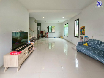 บ้านเดี่ยวมือสองนนทบุรี โครงการ ดีไลท์ รัตนาธิเบศร์-ท่าอิฐ หลังมุม เนื้อที่ 73.10 ตร.ว. พื้นที่ใช้สอย 150 ตร.ม. ฟังก์ชัน 4 ห้องนอน 2 ห้องน้ำ 2 ที่จอดรถ พร้อมเข้าอยู่ โครงการบนทำเลเดินทางสะดวก เชื่อมต่อถนนรัตนาธิเบศร์ ใกล้รถไฟฟ้าสายสีม่วง "สถานีบางรักน้อยท่าอิฐ" และจุดขึ้นทางด่วน "ศรีรัช"