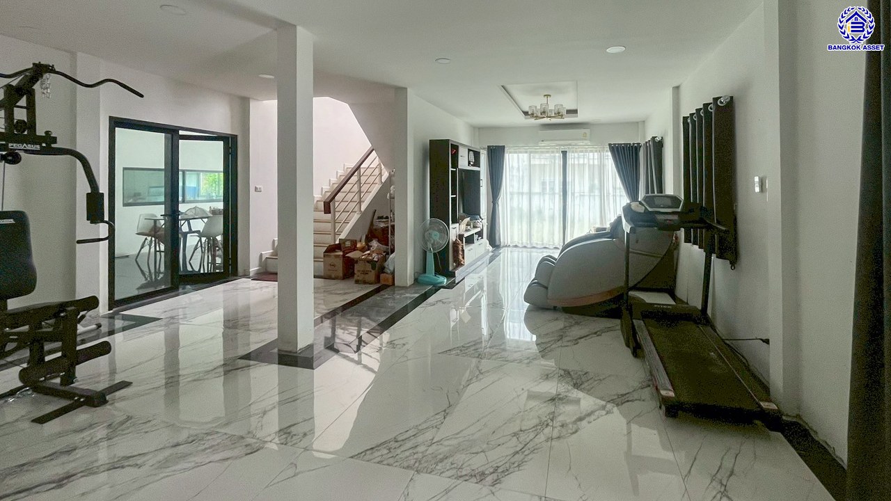 บ้านเดี่ยวมือสองนนทบุรี โครงการ ดิโอเรียลเทลเฮ้าส์ บางกรวย-ไทรน้อย เนื้อที่ 115 ตร.ว. พื้นที่ใช้สอย 234 ตร.ม. ฟังก์ชัน 5 ห้องนอน 3 ห้องน้ำ 2 ที่จอดรถ บ้านสวยพร้อมเข้าอยู่ บนทำเลดี เชื่อมต่อถนนกาญจนาภิเษก, ถนนรัตนาธิเบศร์ ใกล้รถไฟฟ้าสายสีม่วง "สถานีคลองบางไผ่"