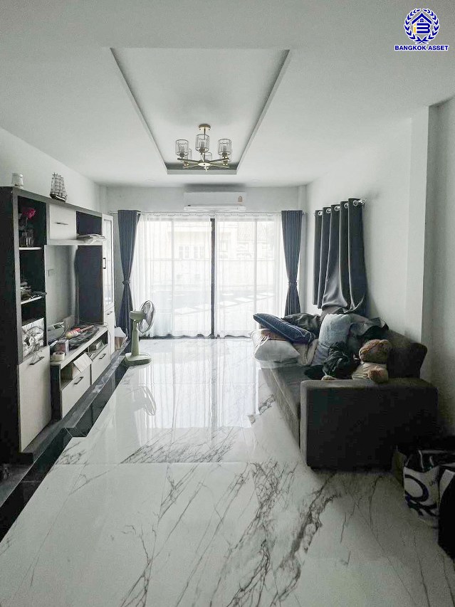 บ้านเดี่ยวมือสองนนทบุรี โครงการ ดิโอเรียลเทลเฮ้าส์ บางกรวย-ไทรน้อย เนื้อที่ 115 ตร.ว. พื้นที่ใช้สอย 234 ตร.ม. ฟังก์ชัน 5 ห้องนอน 3 ห้องน้ำ 2 ที่จอดรถ บ้านสวยพร้อมเข้าอยู่ บนทำเลดี เชื่อมต่อถนนกาญจนาภิเษก, ถนนรัตนาธิเบศร์ ใกล้รถไฟฟ้าสายสีม่วง "สถานีคลองบางไผ่"