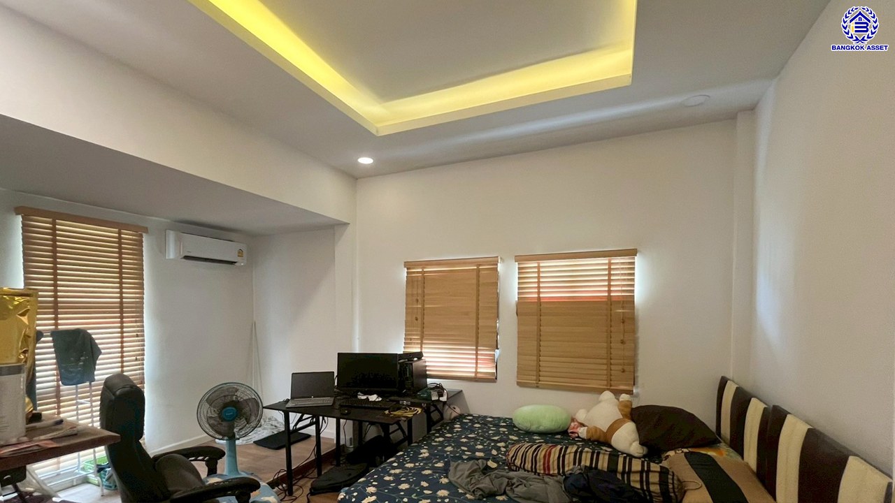 บ้านเดี่ยวมือสองนนทบุรี โครงการ ดิโอเรียลเทลเฮ้าส์ บางกรวย-ไทรน้อย เนื้อที่ 115 ตร.ว. พื้นที่ใช้สอย 234 ตร.ม. ฟังก์ชัน 5 ห้องนอน 3 ห้องน้ำ 2 ที่จอดรถ บ้านสวยพร้อมเข้าอยู่ บนทำเลดี เชื่อมต่อถนนกาญจนาภิเษก, ถนนรัตนาธิเบศร์ ใกล้รถไฟฟ้าสายสีม่วง "สถานีคลองบางไผ่"