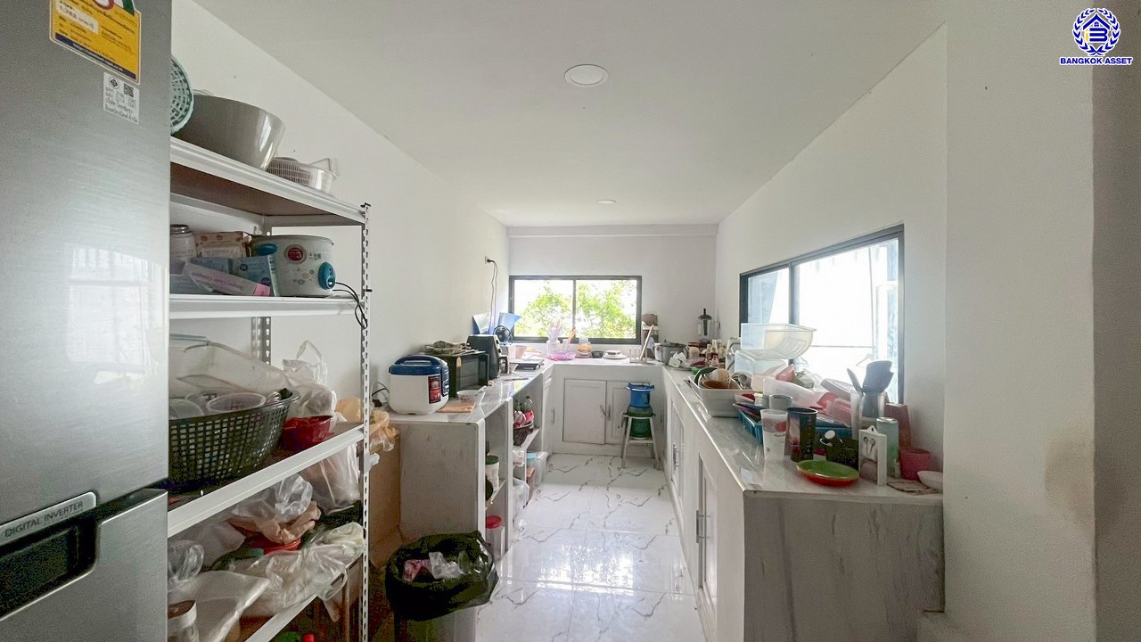 บ้านเดี่ยวมือสองนนทบุรี โครงการ ดิโอเรียลเทลเฮ้าส์ บางกรวย-ไทรน้อย เนื้อที่ 115 ตร.ว. พื้นที่ใช้สอย 234 ตร.ม. ฟังก์ชัน 5 ห้องนอน 3 ห้องน้ำ 2 ที่จอดรถ บ้านสวยพร้อมเข้าอยู่ บนทำเลดี เชื่อมต่อถนนกาญจนาภิเษก, ถนนรัตนาธิเบศร์ ใกล้รถไฟฟ้าสายสีม่วง "สถานีคลองบางไผ่"