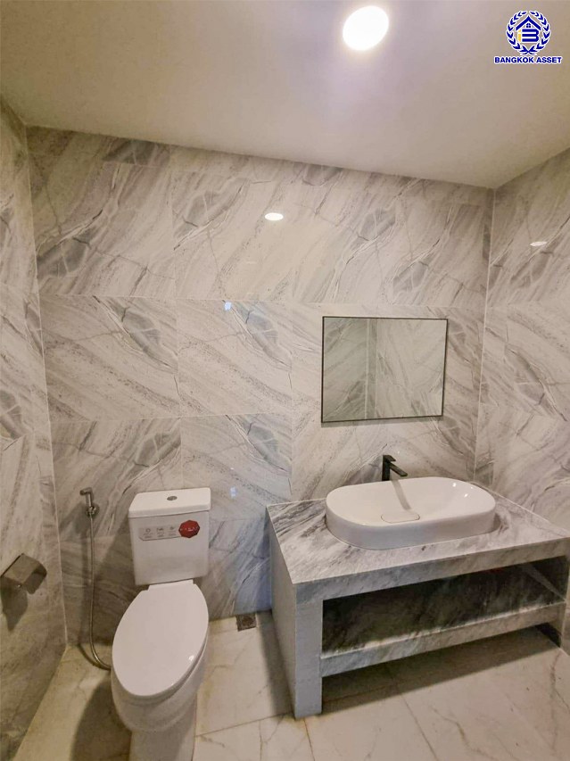 บ้านเดี่ยวมือสองนนทบุรี โครงการ ดิโอเรียลเทลเฮ้าส์ บางกรวย-ไทรน้อย เนื้อที่ 115 ตร.ว. พื้นที่ใช้สอย 234 ตร.ม. ฟังก์ชัน 5 ห้องนอน 3 ห้องน้ำ 2 ที่จอดรถ บ้านสวยพร้อมเข้าอยู่ บนทำเลดี เชื่อมต่อถนนกาญจนาภิเษก, ถนนรัตนาธิเบศร์ ใกล้รถไฟฟ้าสายสีม่วง "สถานีคลองบางไผ่"