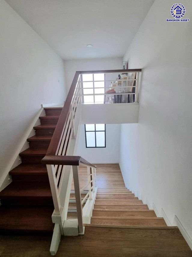 บ้านเดี่ยวมือสองนนทบุรี โครงการ ดิโอเรียลเทลเฮ้าส์ บางกรวย-ไทรน้อย เนื้อที่ 115 ตร.ว. พื้นที่ใช้สอย 234 ตร.ม. ฟังก์ชัน 5 ห้องนอน 3 ห้องน้ำ 2 ที่จอดรถ บ้านสวยพร้อมเข้าอยู่ บนทำเลดี เชื่อมต่อถนนกาญจนาภิเษก, ถนนรัตนาธิเบศร์ ใกล้รถไฟฟ้าสายสีม่วง "สถานีคลองบางไผ่"