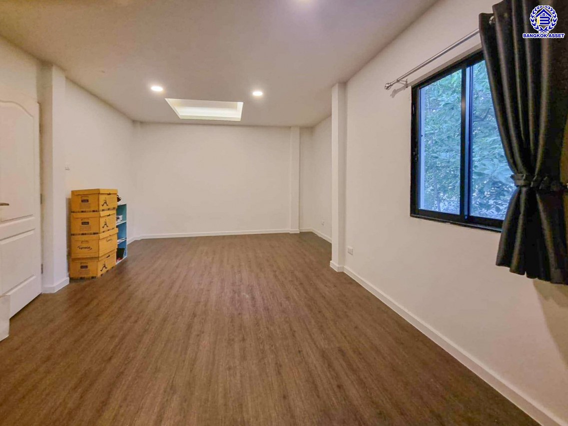 บ้านเดี่ยวมือสองนนทบุรี โครงการ ดิโอเรียลเทลเฮ้าส์ บางกรวย-ไทรน้อย เนื้อที่ 115 ตร.ว. พื้นที่ใช้สอย 234 ตร.ม. ฟังก์ชัน 5 ห้องนอน 3 ห้องน้ำ 2 ที่จอดรถ บ้านสวยพร้อมเข้าอยู่ บนทำเลดี เชื่อมต่อถนนกาญจนาภิเษก, ถนนรัตนาธิเบศร์ ใกล้รถไฟฟ้าสายสีม่วง "สถานีคลองบางไผ่"