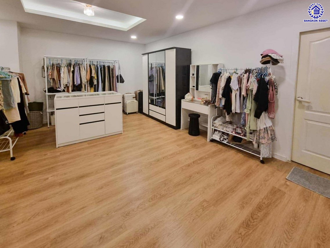 บ้านเดี่ยวมือสองนนทบุรี โครงการ ดิโอเรียลเทลเฮ้าส์ บางกรวย-ไทรน้อย เนื้อที่ 115 ตร.ว. พื้นที่ใช้สอย 234 ตร.ม. ฟังก์ชัน 5 ห้องนอน 3 ห้องน้ำ 2 ที่จอดรถ บ้านสวยพร้อมเข้าอยู่ บนทำเลดี เชื่อมต่อถนนกาญจนาภิเษก, ถนนรัตนาธิเบศร์ ใกล้รถไฟฟ้าสายสีม่วง "สถานีคลองบางไผ่"