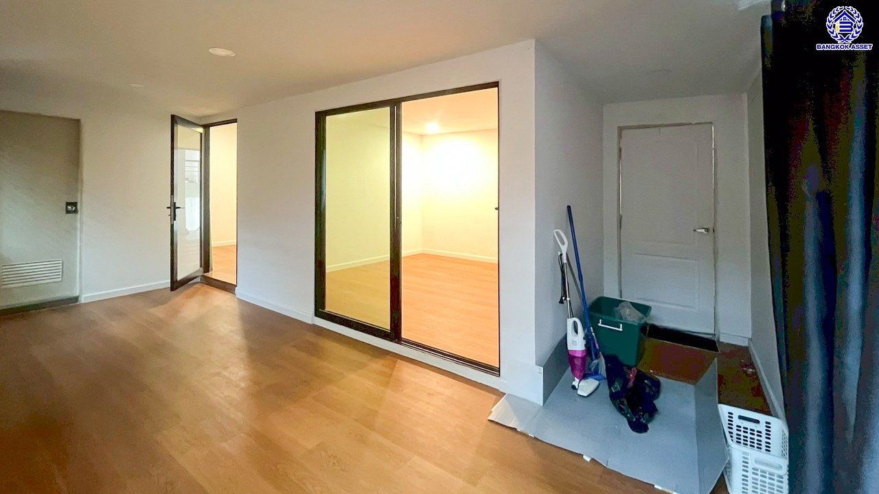 บ้านเดี่ยวมือสองนนทบุรี โครงการ ดิโอเรียลเทลเฮ้าส์ บางกรวย-ไทรน้อย เนื้อที่ 115 ตร.ว. พื้นที่ใช้สอย 234 ตร.ม. ฟังก์ชัน 5 ห้องนอน 3 ห้องน้ำ 2 ที่จอดรถ บ้านสวยพร้อมเข้าอยู่ บนทำเลดี เชื่อมต่อถนนกาญจนาภิเษก, ถนนรัตนาธิเบศร์ ใกล้รถไฟฟ้าสายสีม่วง "สถานีคลองบางไผ่"