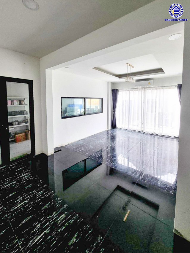 บ้านเดี่ยวมือสองนนทบุรี โครงการ ดิโอเรียลเทลเฮ้าส์ บางกรวย-ไทรน้อย เนื้อที่ 115 ตร.ว. พื้นที่ใช้สอย 234 ตร.ม. ฟังก์ชัน 5 ห้องนอน 3 ห้องน้ำ 2 ที่จอดรถ บ้านสวยพร้อมเข้าอยู่ บนทำเลดี เชื่อมต่อถนนกาญจนาภิเษก, ถนนรัตนาธิเบศร์ ใกล้รถไฟฟ้าสายสีม่วง "สถานีคลองบางไผ่"