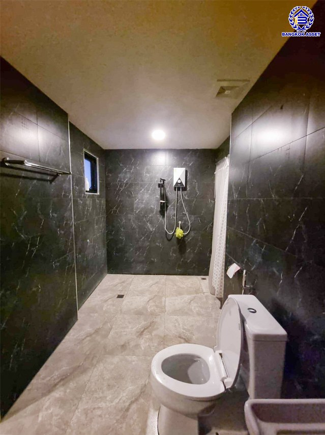 บ้านเดี่ยวมือสองนนทบุรี โครงการ ดิโอเรียลเทลเฮ้าส์ บางกรวย-ไทรน้อย เนื้อที่ 115 ตร.ว. พื้นที่ใช้สอย 234 ตร.ม. ฟังก์ชัน 5 ห้องนอน 3 ห้องน้ำ 2 ที่จอดรถ บ้านสวยพร้อมเข้าอยู่ บนทำเลดี เชื่อมต่อถนนกาญจนาภิเษก, ถนนรัตนาธิเบศร์ ใกล้รถไฟฟ้าสายสีม่วง "สถานีคลองบางไผ่"