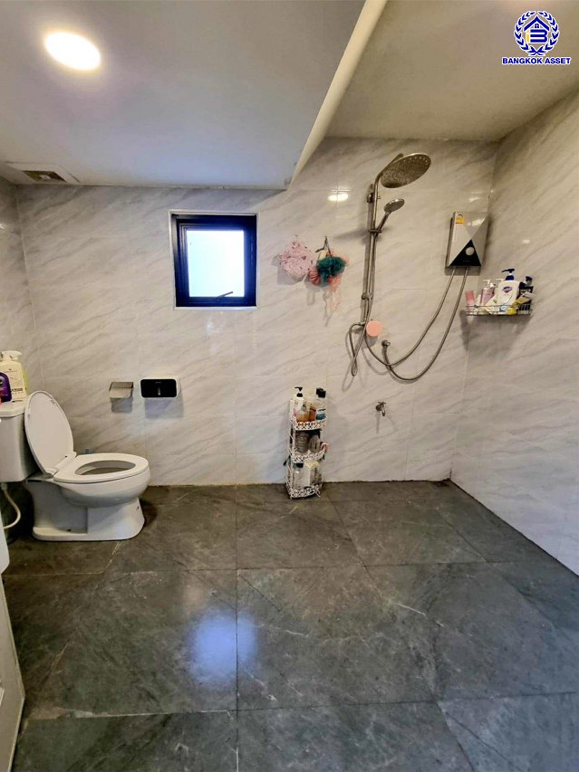 บ้านเดี่ยวมือสองนนทบุรี โครงการ ดิโอเรียลเทลเฮ้าส์ บางกรวย-ไทรน้อย เนื้อที่ 115 ตร.ว. พื้นที่ใช้สอย 234 ตร.ม. ฟังก์ชัน 5 ห้องนอน 3 ห้องน้ำ 2 ที่จอดรถ บ้านสวยพร้อมเข้าอยู่ บนทำเลดี เชื่อมต่อถนนกาญจนาภิเษก, ถนนรัตนาธิเบศร์ ใกล้รถไฟฟ้าสายสีม่วง "สถานีคลองบางไผ่"