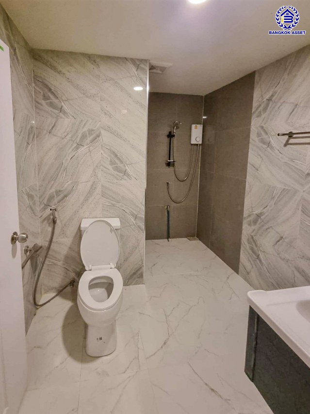 บ้านเดี่ยวมือสองนนทบุรี โครงการ ดิโอเรียลเทลเฮ้าส์ บางกรวย-ไทรน้อย เนื้อที่ 115 ตร.ว. พื้นที่ใช้สอย 234 ตร.ม. ฟังก์ชัน 5 ห้องนอน 3 ห้องน้ำ 2 ที่จอดรถ บ้านสวยพร้อมเข้าอยู่ บนทำเลดี เชื่อมต่อถนนกาญจนาภิเษก, ถนนรัตนาธิเบศร์ ใกล้รถไฟฟ้าสายสีม่วง "สถานีคลองบางไผ่"