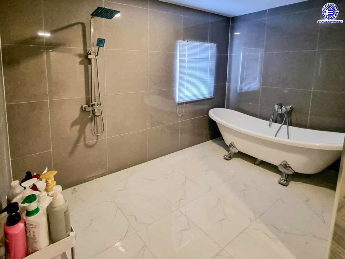 บ้านเดี่ยวมือสองนนทบุรี โครงการ ดิโอเรียลเทลเฮ้าส์ บางกรวย-ไทรน้อย เนื้อที่ 115 ตร.ว. พื้นที่ใช้สอย 234 ตร.ม. ฟังก์ชัน 5 ห้องนอน 3 ห้องน้ำ 2 ที่จอดรถ บ้านสวยพร้อมเข้าอยู่ บนทำเลดี เชื่อมต่อถนนกาญจนาภิเษก, ถนนรัตนาธิเบศร์ ใกล้รถไฟฟ้าสายสีม่วง "สถานีคลองบางไผ่"