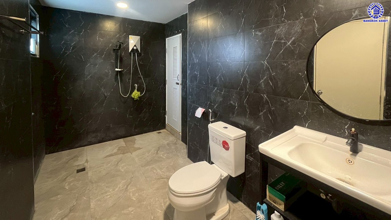 บ้านเดี่ยวมือสองนนทบุรี โครงการ ดิโอเรียลเทลเฮ้าส์ บางกรวย-ไทรน้อย เนื้อที่ 115 ตร.ว. พื้นที่ใช้สอย 234 ตร.ม. ฟังก์ชัน 5 ห้องนอน 3 ห้องน้ำ 2 ที่จอดรถ บ้านสวยพร้อมเข้าอยู่ บนทำเลดี เชื่อมต่อถนนกาญจนาภิเษก, ถนนรัตนาธิเบศร์ ใกล้รถไฟฟ้าสายสีม่วง "สถานีคลองบางไผ่"