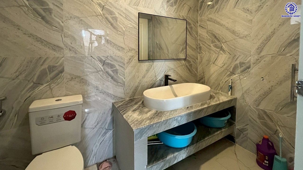 บ้านเดี่ยวมือสองนนทบุรี โครงการ ดิโอเรียลเทลเฮ้าส์ บางกรวย-ไทรน้อย เนื้อที่ 115 ตร.ว. พื้นที่ใช้สอย 234 ตร.ม. ฟังก์ชัน 5 ห้องนอน 3 ห้องน้ำ 2 ที่จอดรถ บ้านสวยพร้อมเข้าอยู่ บนทำเลดี เชื่อมต่อถนนกาญจนาภิเษก, ถนนรัตนาธิเบศร์ ใกล้รถไฟฟ้าสายสีม่วง "สถานีคลองบางไผ่"