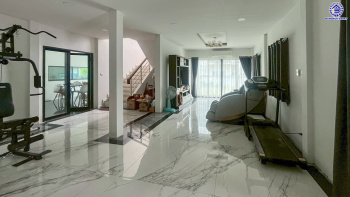 บ้านเดี่ยวมือสองนนทบุรี โครงการ ดิโอเรียลเทลเฮ้าส์ บางกรวย-ไทรน้อย เนื้อที่ 115 ตร.ว. พื้นที่ใช้สอย 234 ตร.ม. ฟังก์ชัน 5 ห้องนอน 3 ห้องน้ำ 2 ที่จอดรถ บ้านสวยพร้อมเข้าอยู่ บนทำเลดี เชื่อมต่อถนนกาญจนาภิเษก, ถนนรัตนาธิเบศร์ ใกล้รถไฟฟ้าสายสีม่วง "สถานีคลองบางไผ่"