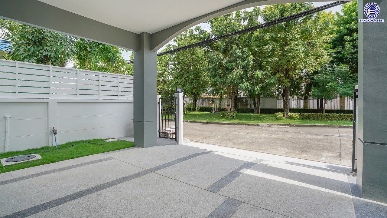 บ้านมือสองตกแต่งใหม่ บ้านคุณภาพจาก Property Perfect เพอร์เฟคเพลส ราชพฤกษ์ ติดถนนราชพฤกษ์ เชื่อมต่อถนนรัตนาธิเบศร์ ใกล้รถไฟฟ้าสายสีม่วง "สถานีบางรักน้อยท่าอิฐ" จุดขึ้นทางด่วน "กาญจนาภิเษก" และเซ็นทรัล เวสต์วิลล์ บนเนื้อที่ 55.2 ตร.ว. พื้นที่ใช้สอย 166 ตร.ม. พร้อมฟังก์ชัน 3 ห้องนอน 3 ห้องน้ำ จอดรถได้ 2 คัน