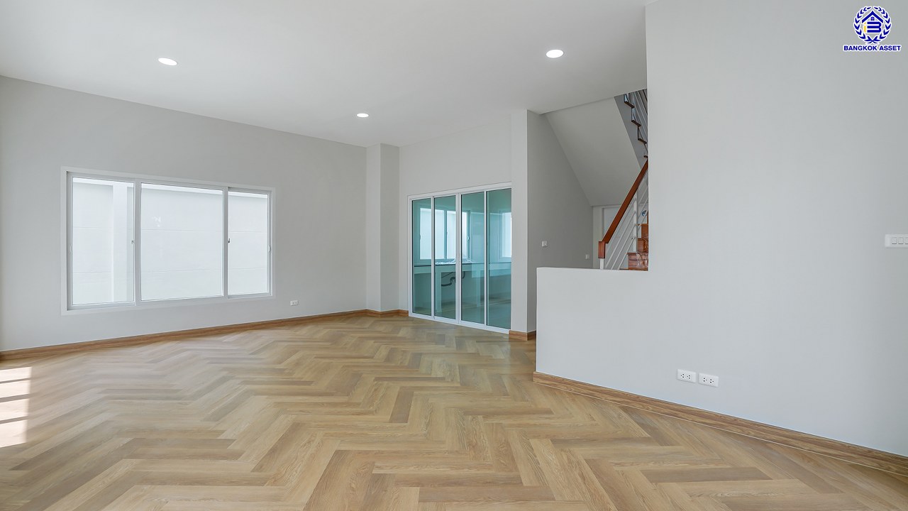 บ้านมือสองตกแต่งใหม่ บ้านคุณภาพจาก Property Perfect เพอร์เฟคเพลส ราชพฤกษ์ ติดถนนราชพฤกษ์ เชื่อมต่อถนนรัตนาธิเบศร์ ใกล้รถไฟฟ้าสายสีม่วง "สถานีบางรักน้อยท่าอิฐ" จุดขึ้นทางด่วน "กาญจนาภิเษก" และเซ็นทรัล เวสต์วิลล์ บนเนื้อที่ 55.2 ตร.ว. พื้นที่ใช้สอย 166 ตร.ม. พร้อมฟังก์ชัน 3 ห้องนอน 3 ห้องน้ำ จอดรถได้ 2 คัน