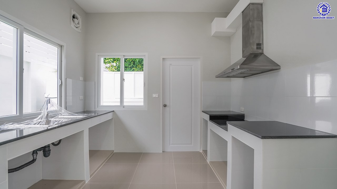 บ้านมือสองตกแต่งใหม่ บ้านคุณภาพจาก Property Perfect เพอร์เฟคเพลส ราชพฤกษ์ ติดถนนราชพฤกษ์ เชื่อมต่อถนนรัตนาธิเบศร์ ใกล้รถไฟฟ้าสายสีม่วง "สถานีบางรักน้อยท่าอิฐ" จุดขึ้นทางด่วน "กาญจนาภิเษก" และเซ็นทรัล เวสต์วิลล์ บนเนื้อที่ 55.2 ตร.ว. พื้นที่ใช้สอย 166 ตร.ม. พร้อมฟังก์ชัน 3 ห้องนอน 3 ห้องน้ำ จอดรถได้ 2 คัน