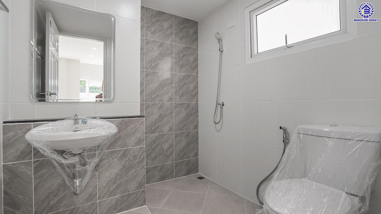 บ้านมือสองตกแต่งใหม่ บ้านคุณภาพจาก Property Perfect เพอร์เฟคเพลส ราชพฤกษ์ ติดถนนราชพฤกษ์ เชื่อมต่อถนนรัตนาธิเบศร์ ใกล้รถไฟฟ้าสายสีม่วง "สถานีบางรักน้อยท่าอิฐ" จุดขึ้นทางด่วน "กาญจนาภิเษก" และเซ็นทรัล เวสต์วิลล์ บนเนื้อที่ 55.2 ตร.ว. พื้นที่ใช้สอย 166 ตร.ม. พร้อมฟังก์ชัน 3 ห้องนอน 3 ห้องน้ำ จอดรถได้ 2 คัน