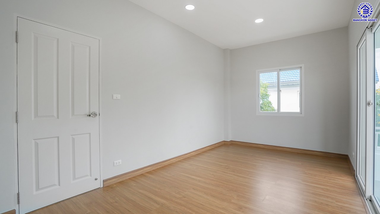 บ้านมือสองตกแต่งใหม่ บ้านคุณภาพจาก Property Perfect เพอร์เฟคเพลส ราชพฤกษ์ ติดถนนราชพฤกษ์ เชื่อมต่อถนนรัตนาธิเบศร์ ใกล้รถไฟฟ้าสายสีม่วง "สถานีบางรักน้อยท่าอิฐ" จุดขึ้นทางด่วน "กาญจนาภิเษก" และเซ็นทรัล เวสต์วิลล์ บนเนื้อที่ 55.2 ตร.ว. พื้นที่ใช้สอย 166 ตร.ม. พร้อมฟังก์ชัน 3 ห้องนอน 3 ห้องน้ำ จอดรถได้ 2 คัน