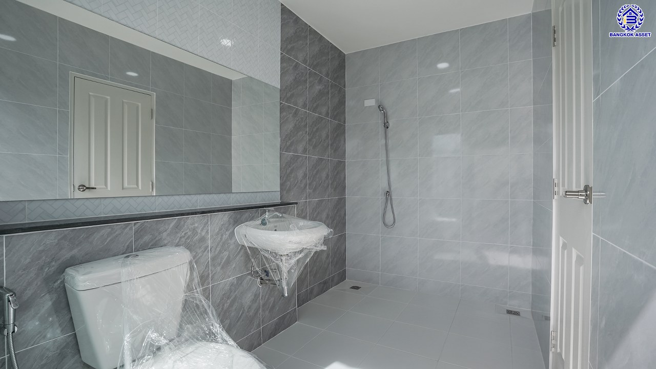 บ้านมือสองตกแต่งใหม่ บ้านคุณภาพจาก Property Perfect เพอร์เฟคเพลส ราชพฤกษ์ ติดถนนราชพฤกษ์ เชื่อมต่อถนนรัตนาธิเบศร์ ใกล้รถไฟฟ้าสายสีม่วง "สถานีบางรักน้อยท่าอิฐ" จุดขึ้นทางด่วน "กาญจนาภิเษก" และเซ็นทรัล เวสต์วิลล์ บนเนื้อที่ 55.2 ตร.ว. พื้นที่ใช้สอย 166 ตร.ม. พร้อมฟังก์ชัน 3 ห้องนอน 3 ห้องน้ำ จอดรถได้ 2 คัน