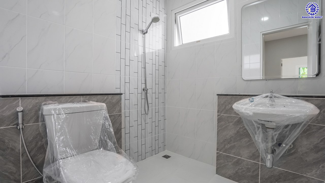 บ้านมือสองตกแต่งใหม่ บ้านคุณภาพจาก Property Perfect เพอร์เฟคเพลส ราชพฤกษ์ ติดถนนราชพฤกษ์ เชื่อมต่อถนนรัตนาธิเบศร์ ใกล้รถไฟฟ้าสายสีม่วง "สถานีบางรักน้อยท่าอิฐ" จุดขึ้นทางด่วน "กาญจนาภิเษก" และเซ็นทรัล เวสต์วิลล์ บนเนื้อที่ 55.2 ตร.ว. พื้นที่ใช้สอย 166 ตร.ม. พร้อมฟังก์ชัน 3 ห้องนอน 3 ห้องน้ำ จอดรถได้ 2 คัน