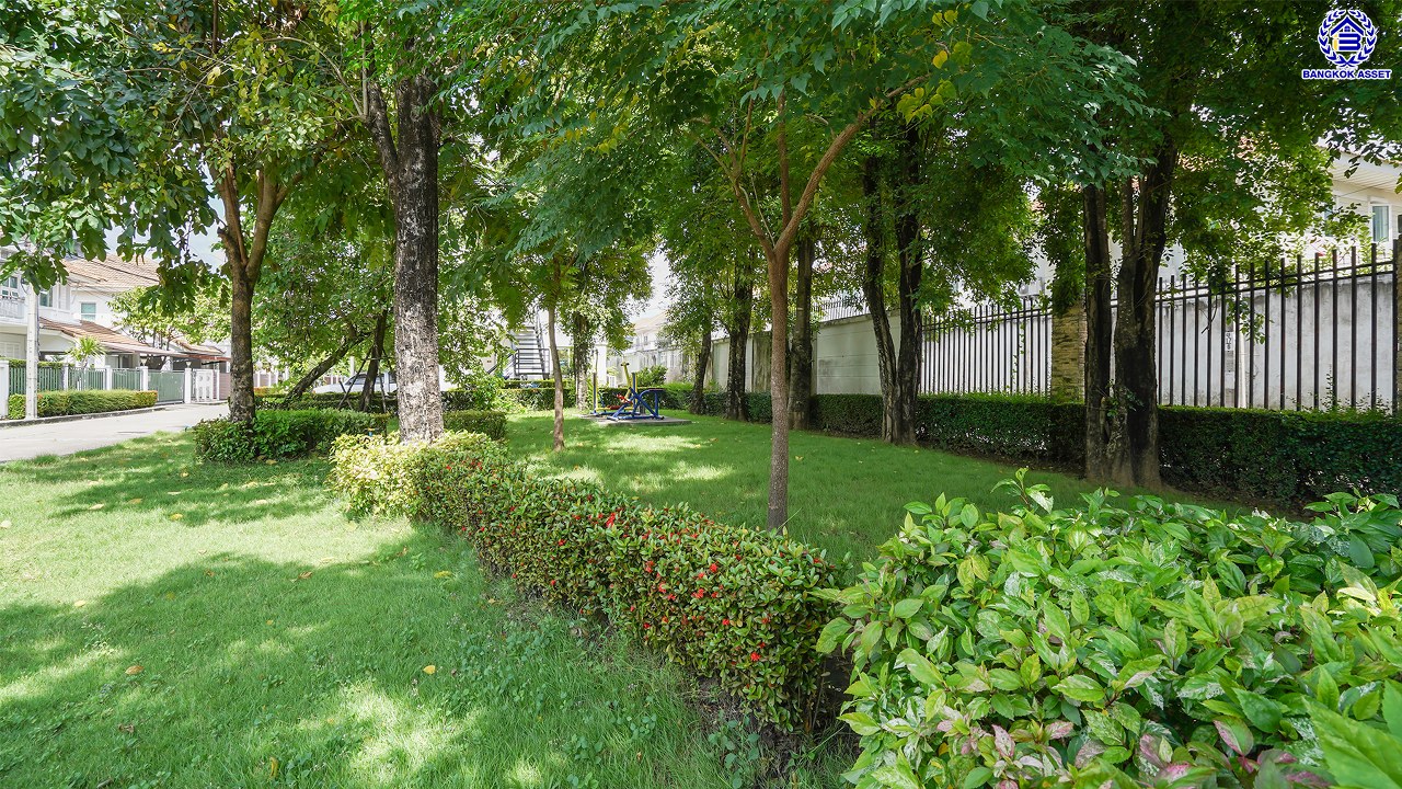 บ้านมือสองตกแต่งใหม่ บ้านคุณภาพจาก Property Perfect เพอร์เฟคเพลส ราชพฤกษ์ ติดถนนราชพฤกษ์ เชื่อมต่อถนนรัตนาธิเบศร์ ใกล้รถไฟฟ้าสายสีม่วง "สถานีบางรักน้อยท่าอิฐ" จุดขึ้นทางด่วน "กาญจนาภิเษก" และเซ็นทรัล เวสต์วิลล์ บนเนื้อที่ 55.2 ตร.ว. พื้นที่ใช้สอย 166 ตร.ม. พร้อมฟังก์ชัน 3 ห้องนอน 3 ห้องน้ำ จอดรถได้ 2 คัน