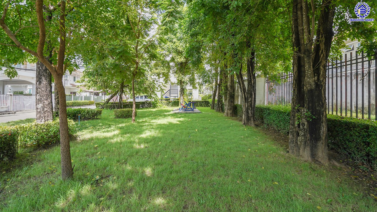 บ้านมือสองตกแต่งใหม่ บ้านคุณภาพจาก Property Perfect เพอร์เฟคเพลส ราชพฤกษ์ ติดถนนราชพฤกษ์ เชื่อมต่อถนนรัตนาธิเบศร์ ใกล้รถไฟฟ้าสายสีม่วง "สถานีบางรักน้อยท่าอิฐ" จุดขึ้นทางด่วน "กาญจนาภิเษก" และเซ็นทรัล เวสต์วิลล์ บนเนื้อที่ 55.2 ตร.ว. พื้นที่ใช้สอย 166 ตร.ม. พร้อมฟังก์ชัน 3 ห้องนอน 3 ห้องน้ำ จอดรถได้ 2 คัน