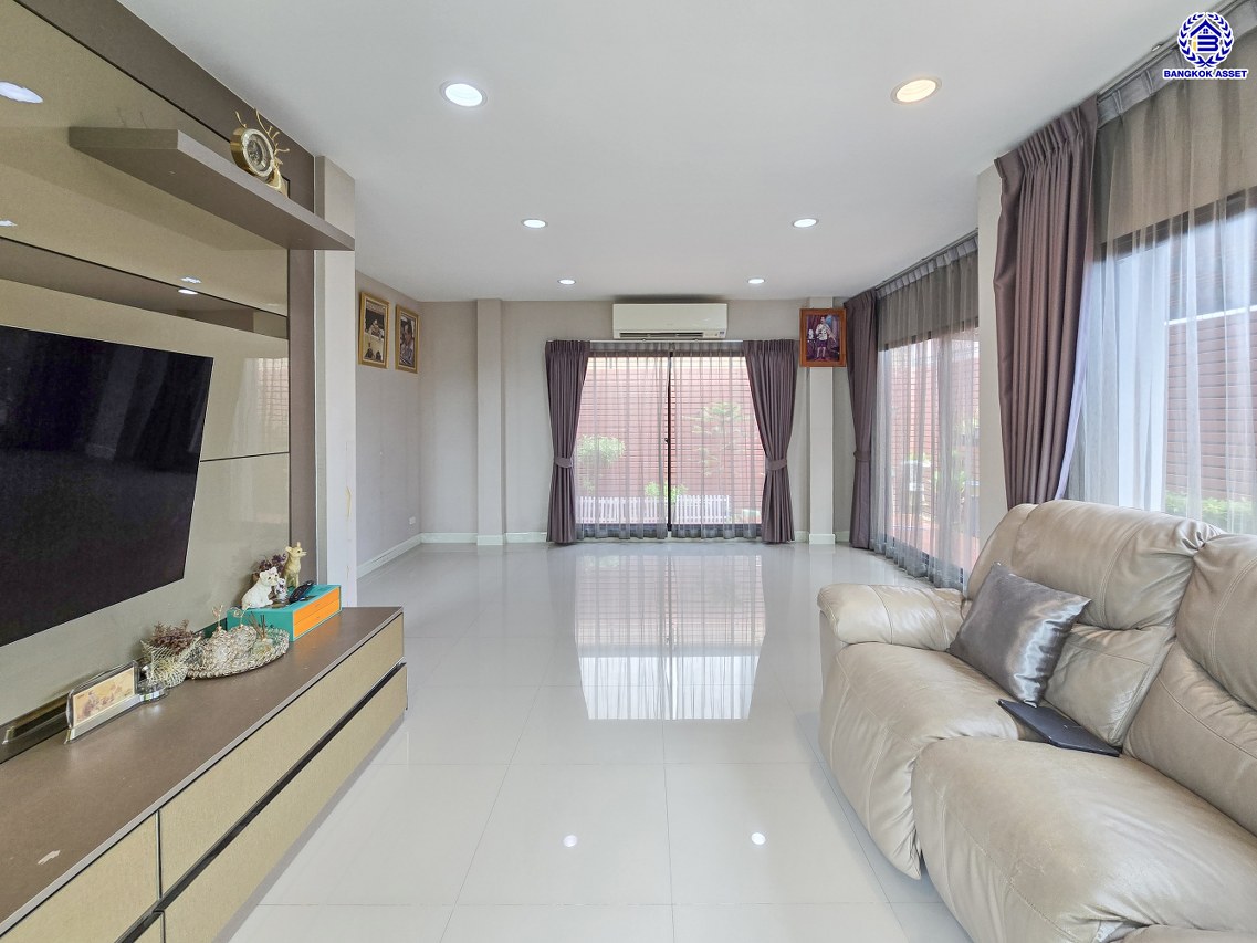 บ้านเดี่ยวมือสองนนทบุรี โครงการ ไลฟ์ บางกอก บูเลอวาร์ด ราชพฤกษ์-ปิ่นเกล้า หลังมุม เนื้อที่ 53.70 ตร.ว. พ้นที่ใช้สอย 150 ตร.ม. ฟังก์ชัน 4 ห้องนอน 3 ห้องน้ำ 2 ที่จอดรถ พร้อมเข้าอยู่ บนทำเลดี เชื่อมต่อถนนราชพฤกษ์ ถนนกาญจนาภิเษก ใกล้ห้างสรรพสินค้า Central Westville และจุดขึ้นทางด่วน "ศรีรัช"