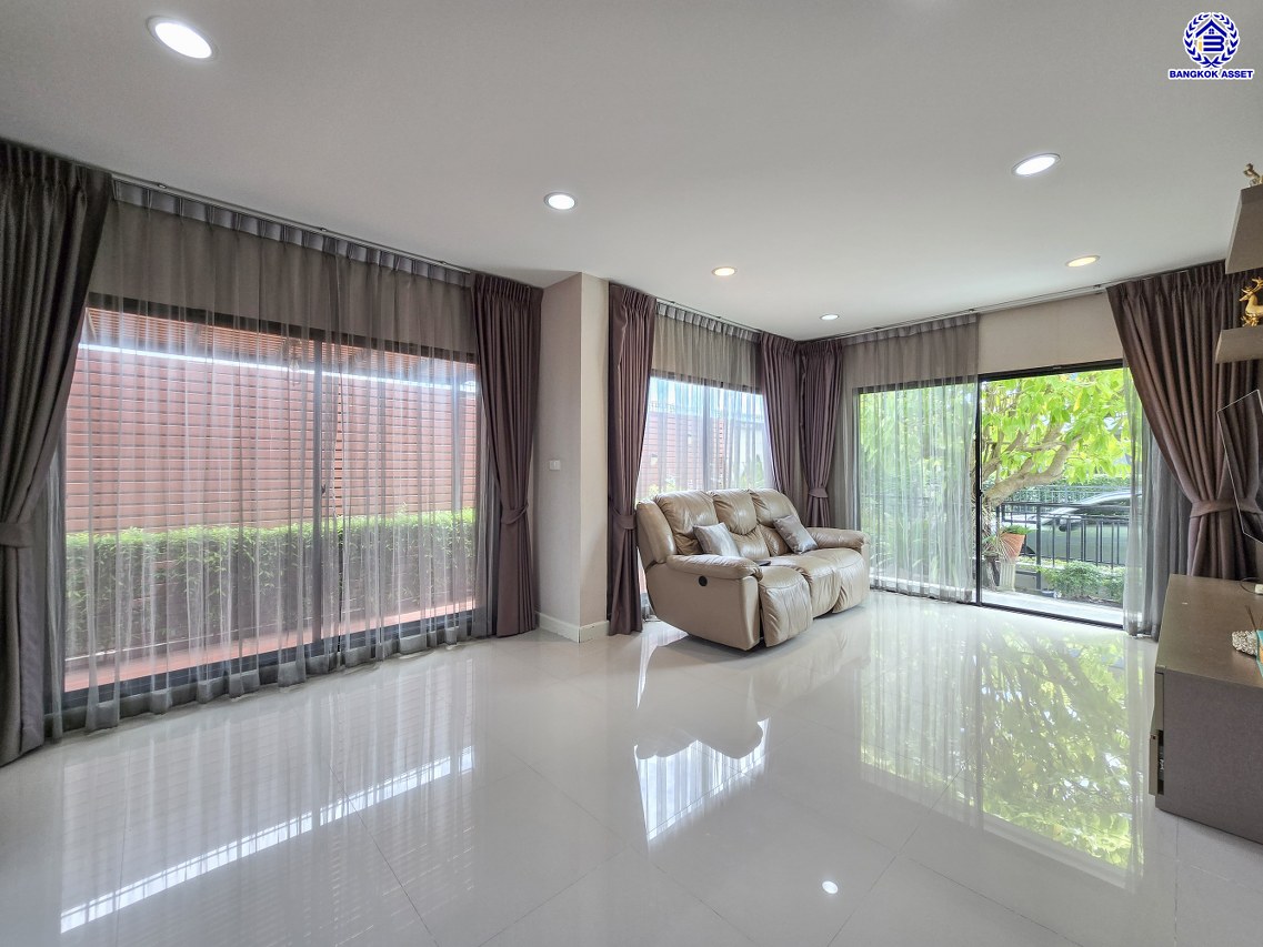 บ้านเดี่ยวมือสองนนทบุรี โครงการ ไลฟ์ บางกอก บูเลอวาร์ด ราชพฤกษ์-ปิ่นเกล้า หลังมุม เนื้อที่ 53.70 ตร.ว. พ้นที่ใช้สอย 150 ตร.ม. ฟังก์ชัน 4 ห้องนอน 3 ห้องน้ำ 2 ที่จอดรถ พร้อมเข้าอยู่ บนทำเลดี เชื่อมต่อถนนราชพฤกษ์ ถนนกาญจนาภิเษก ใกล้ห้างสรรพสินค้า Central Westville และจุดขึ้นทางด่วน "ศรีรัช"