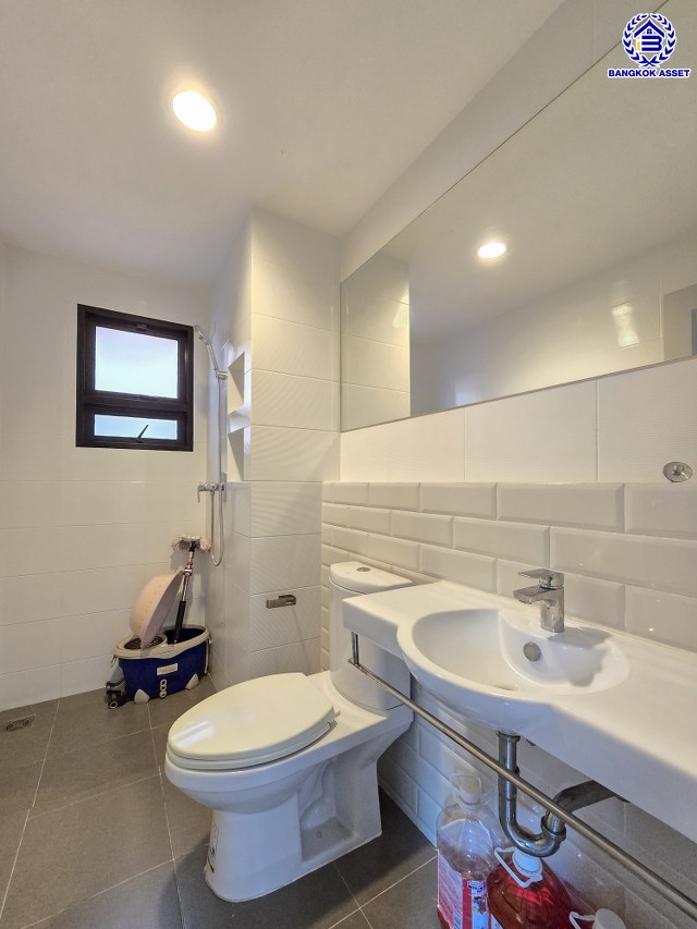 บ้านเดี่ยวมือสองนนทบุรี โครงการ ไลฟ์ บางกอก บูเลอวาร์ด ราชพฤกษ์-ปิ่นเกล้า หลังมุม เนื้อที่ 53.70 ตร.ว. พ้นที่ใช้สอย 150 ตร.ม. ฟังก์ชัน 4 ห้องนอน 3 ห้องน้ำ 2 ที่จอดรถ พร้อมเข้าอยู่ บนทำเลดี เชื่อมต่อถนนราชพฤกษ์ ถนนกาญจนาภิเษก ใกล้ห้างสรรพสินค้า Central Westville และจุดขึ้นทางด่วน "ศรีรัช"