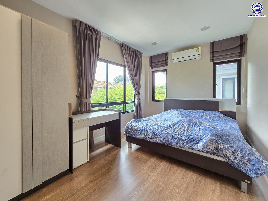 บ้านเดี่ยวมือสองนนทบุรี โครงการ ไลฟ์ บางกอก บูเลอวาร์ด ราชพฤกษ์-ปิ่นเกล้า หลังมุม เนื้อที่ 53.70 ตร.ว. พ้นที่ใช้สอย 150 ตร.ม. ฟังก์ชัน 4 ห้องนอน 3 ห้องน้ำ 2 ที่จอดรถ พร้อมเข้าอยู่ บนทำเลดี เชื่อมต่อถนนราชพฤกษ์ ถนนกาญจนาภิเษก ใกล้ห้างสรรพสินค้า Central Westville และจุดขึ้นทางด่วน "ศรีรัช"