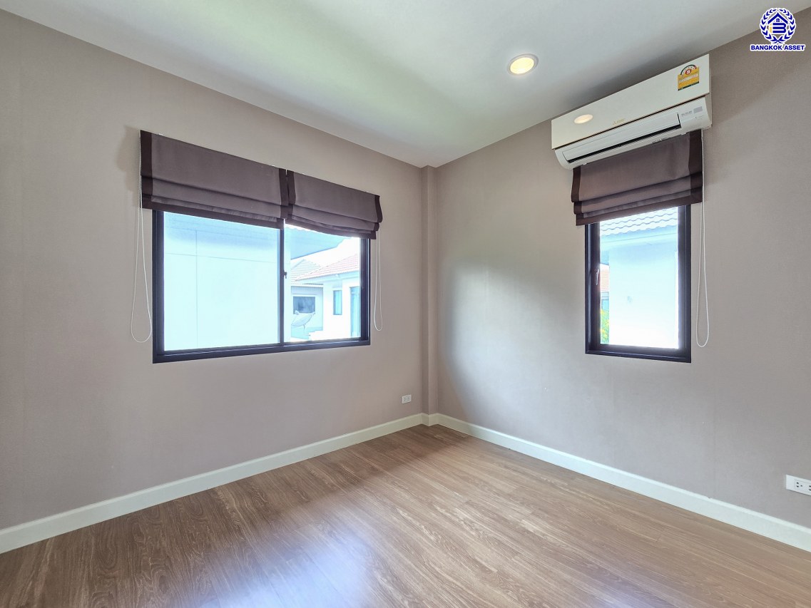 บ้านเดี่ยวมือสองนนทบุรี โครงการ ไลฟ์ บางกอก บูเลอวาร์ด ราชพฤกษ์-ปิ่นเกล้า หลังมุม เนื้อที่ 53.70 ตร.ว. พ้นที่ใช้สอย 150 ตร.ม. ฟังก์ชัน 4 ห้องนอน 3 ห้องน้ำ 2 ที่จอดรถ พร้อมเข้าอยู่ บนทำเลดี เชื่อมต่อถนนราชพฤกษ์ ถนนกาญจนาภิเษก ใกล้ห้างสรรพสินค้า Central Westville และจุดขึ้นทางด่วน "ศรีรัช"