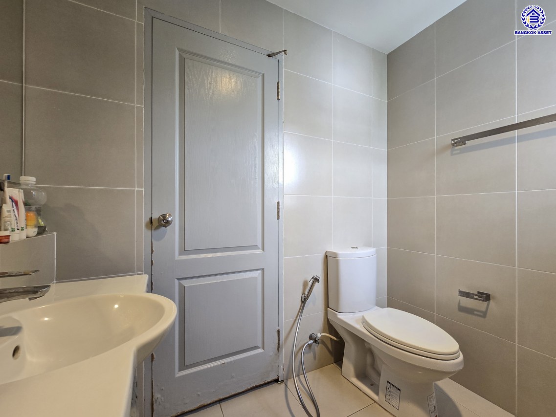 บ้านเดี่ยวมือสองนนทบุรี โครงการ ไลฟ์ บางกอก บูเลอวาร์ด ราชพฤกษ์-ปิ่นเกล้า หลังมุม เนื้อที่ 53.70 ตร.ว. พ้นที่ใช้สอย 150 ตร.ม. ฟังก์ชัน 4 ห้องนอน 3 ห้องน้ำ 2 ที่จอดรถ พร้อมเข้าอยู่ บนทำเลดี เชื่อมต่อถนนราชพฤกษ์ ถนนกาญจนาภิเษก ใกล้ห้างสรรพสินค้า Central Westville และจุดขึ้นทางด่วน "ศรีรัช"