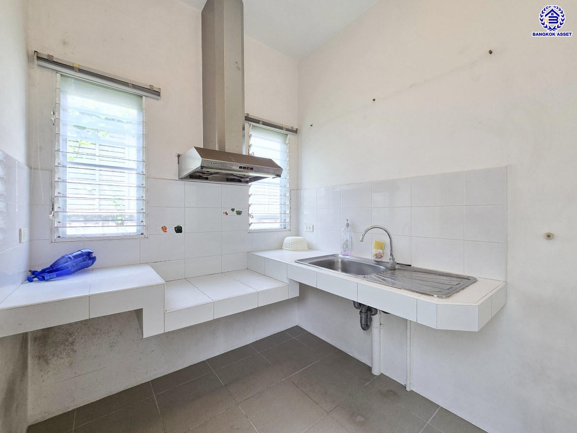 บ้านเดี่ยวมือสอง โครงการ พฤกษ์ลดา ปิ่นเกล้า-สาย5 จากแบรนด์ L&H เนื้อที่ 50 ตร.ว. พื้นที่ใช้สอย 119 ตร.ม. ฟังก์ชั่น 3 ห้องนอน 2 ห้องน้ำ 2 ที่จอดรถ บ้านสวยสภาพดี พร้อมแถมฟรี! เครื่องปรับอากาศ 3 เครื่อง บนทำเลเชื่อมต่อถนนบรมราชชนนี, ถนนปิ่นเกล้า-นครชัยศรี, ถนนพุทธมณฑลสาย5 ใกล้เซ็นทรัลศาลายา จองเลย!