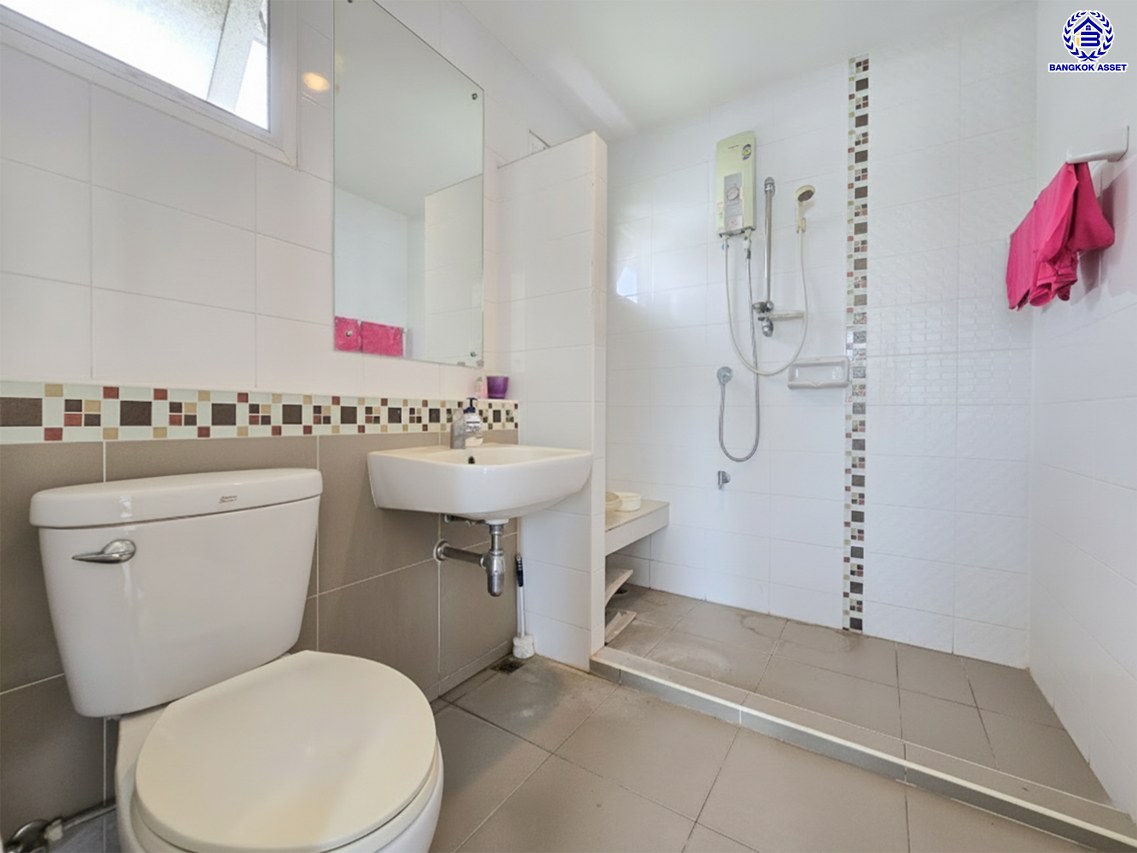 บ้านเดี่ยวมือสอง โครงการ พฤกษ์ลดา ปิ่นเกล้า-สาย5 จากแบรนด์ L&H เนื้อที่ 50 ตร.ว. พื้นที่ใช้สอย 119 ตร.ม. ฟังก์ชั่น 3 ห้องนอน 2 ห้องน้ำ 2 ที่จอดรถ บ้านสวยสภาพดี พร้อมแถมฟรี! เครื่องปรับอากาศ 3 เครื่อง บนทำเลเชื่อมต่อถนนบรมราชชนนี, ถนนปิ่นเกล้า-นครชัยศรี, ถนนพุทธมณฑลสาย5 ใกล้เซ็นทรัลศาลายา จองเลย!