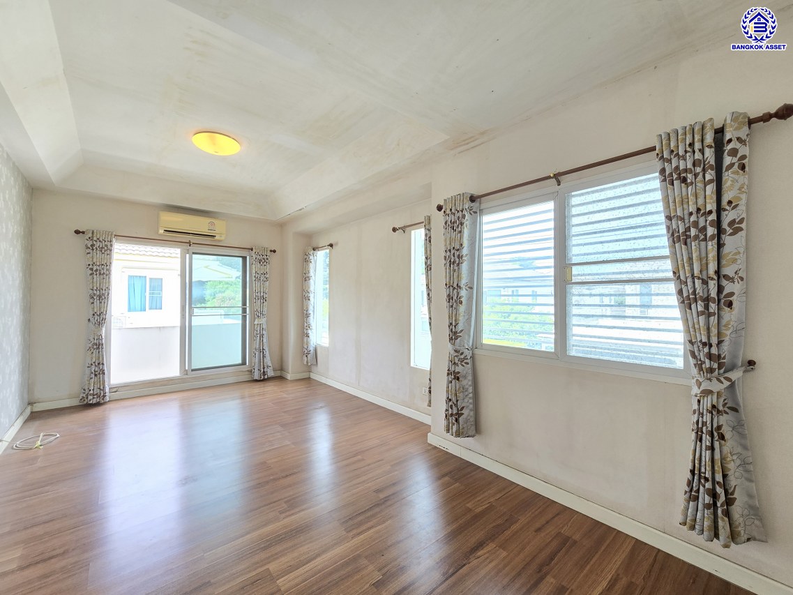 บ้านเดี่ยวมือสอง โครงการ พฤกษ์ลดา ปิ่นเกล้า-สาย5 จากแบรนด์ L&H เนื้อที่ 50 ตร.ว. พื้นที่ใช้สอย 119 ตร.ม. ฟังก์ชั่น 3 ห้องนอน 2 ห้องน้ำ 2 ที่จอดรถ บ้านสวยสภาพดี พร้อมแถมฟรี! เครื่องปรับอากาศ 3 เครื่อง บนทำเลเชื่อมต่อถนนบรมราชชนนี, ถนนปิ่นเกล้า-นครชัยศรี, ถนนพุทธมณฑลสาย5 ใกล้เซ็นทรัลศาลายา จองเลย!