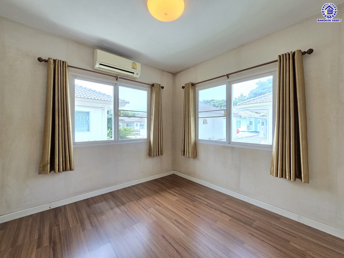 บ้านเดี่ยวมือสอง โครงการ พฤกษ์ลดา ปิ่นเกล้า-สาย5 จากแบรนด์ L&H เนื้อที่ 50 ตร.ว. พื้นที่ใช้สอย 119 ตร.ม. ฟังก์ชั่น 3 ห้องนอน 2 ห้องน้ำ 2 ที่จอดรถ บ้านสวยสภาพดี พร้อมแถมฟรี! เครื่องปรับอากาศ 3 เครื่อง บนทำเลเชื่อมต่อถนนบรมราชชนนี, ถนนปิ่นเกล้า-นครชัยศรี, ถนนพุทธมณฑลสาย5 ใกล้เซ็นทรัลศาลายา จองเลย!