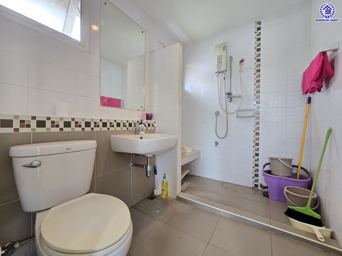 บ้านเดี่ยวมือสอง โครงการ พฤกษ์ลดา ปิ่นเกล้า-สาย5 จากแบรนด์ L&H เนื้อที่ 50 ตร.ว. พื้นที่ใช้สอย 119 ตร.ม. ฟังก์ชั่น 3 ห้องนอน 2 ห้องน้ำ 2 ที่จอดรถ บ้านสวยสภาพดี พร้อมแถมฟรี! เครื่องปรับอากาศ 3 เครื่อง บนทำเลเชื่อมต่อถนนบรมราชชนนี, ถนนปิ่นเกล้า-นครชัยศรี, ถนนพุทธมณฑลสาย5 ใกล้เซ็นทรัลศาลายา จองเลย!