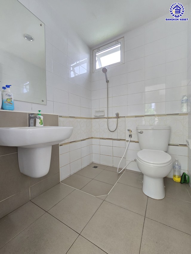 บ้านเดี่ยวมือสอง โครงการ พฤกษ์ลดา ปิ่นเกล้า-สาย5 จากแบรนด์ L&H เนื้อที่ 50 ตร.ว. พื้นที่ใช้สอย 119 ตร.ม. ฟังก์ชั่น 3 ห้องนอน 2 ห้องน้ำ 2 ที่จอดรถ บ้านสวยสภาพดี พร้อมแถมฟรี! เครื่องปรับอากาศ 3 เครื่อง บนทำเลเชื่อมต่อถนนบรมราชชนนี, ถนนปิ่นเกล้า-นครชัยศรี, ถนนพุทธมณฑลสาย5 ใกล้เซ็นทรัลศาลายา จองเลย!