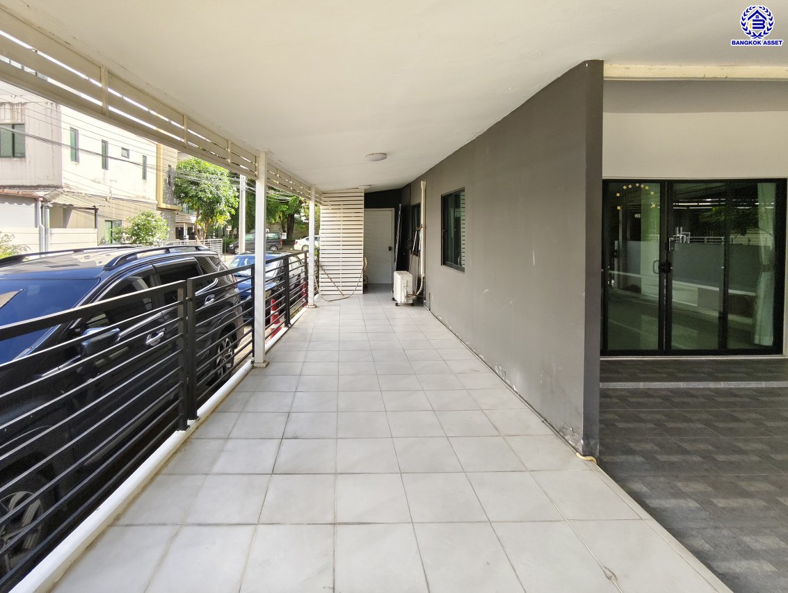 ทาวน์โฮมมือสองนนทบุรี โครงการ เดอะคอนเนคอัพ3 รัตนาธิเบศร์17 หลังมุม เนื้อที่ 27.40 ตร.ว. พื้นที่ใช้สอย 160 ตร.ม. จัดเต็มด้วยฟังก์ชั่น 3 ห้องนอน 3 ห้องน้ำ จอดรถได้ 2 คัน  พร้อมของแถมอีกหลายรายการ บนทำเลศักยภาพ หน้าโครงการอยู่ตรงข้ามเซ็นทรัลรัตนาฯ ใกล้รถไฟฟ้าสายสีม่วงสถานี "แยกนนทบุรี1 และจุดขึ้นทางด่วน "งามวงศ์วาน"