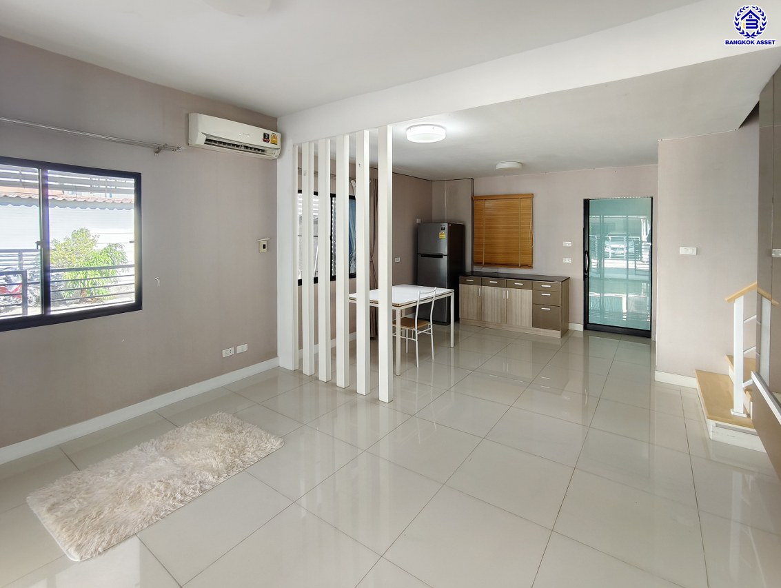 ทาวน์โฮมมือสองนนทบุรี โครงการ เดอะคอนเนคอัพ3 รัตนาธิเบศร์17 หลังมุม เนื้อที่ 27.40 ตร.ว. พื้นที่ใช้สอย 160 ตร.ม. จัดเต็มด้วยฟังก์ชั่น 3 ห้องนอน 3 ห้องน้ำ จอดรถได้ 2 คัน  พร้อมของแถมอีกหลายรายการ บนทำเลศักยภาพ หน้าโครงการอยู่ตรงข้ามเซ็นทรัลรัตนาฯ ใกล้รถไฟฟ้าสายสีม่วงสถานี "แยกนนทบุรี1 และจุดขึ้นทางด่วน "งามวงศ์วาน"