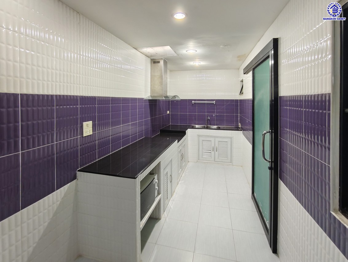 ทาวน์โฮมมือสองนนทบุรี โครงการ เดอะคอนเนคอัพ3 รัตนาธิเบศร์17 หลังมุม เนื้อที่ 27.40 ตร.ว. พื้นที่ใช้สอย 160 ตร.ม. จัดเต็มด้วยฟังก์ชั่น 3 ห้องนอน 3 ห้องน้ำ จอดรถได้ 2 คัน  พร้อมของแถมอีกหลายรายการ บนทำเลศักยภาพ หน้าโครงการอยู่ตรงข้ามเซ็นทรัลรัตนาฯ ใกล้รถไฟฟ้าสายสีม่วงสถานี "แยกนนทบุรี1 และจุดขึ้นทางด่วน "งามวงศ์วาน"