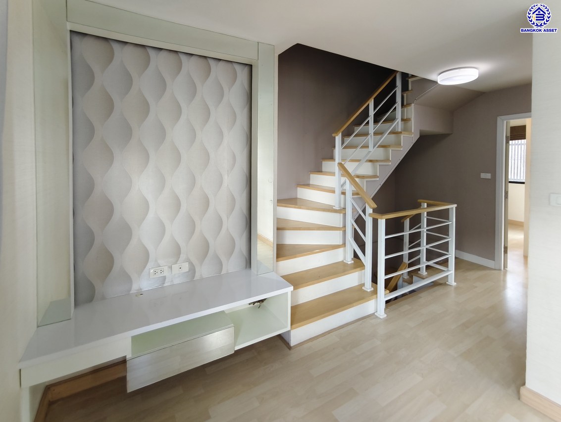 ทาวน์โฮมมือสองนนทบุรี โครงการ เดอะคอนเนคอัพ3 รัตนาธิเบศร์17 หลังมุม เนื้อที่ 27.40 ตร.ว. พื้นที่ใช้สอย 160 ตร.ม. จัดเต็มด้วยฟังก์ชั่น 3 ห้องนอน 3 ห้องน้ำ จอดรถได้ 2 คัน  พร้อมของแถมอีกหลายรายการ บนทำเลศักยภาพ หน้าโครงการอยู่ตรงข้ามเซ็นทรัลรัตนาฯ ใกล้รถไฟฟ้าสายสีม่วงสถานี "แยกนนทบุรี1 และจุดขึ้นทางด่วน "งามวงศ์วาน"