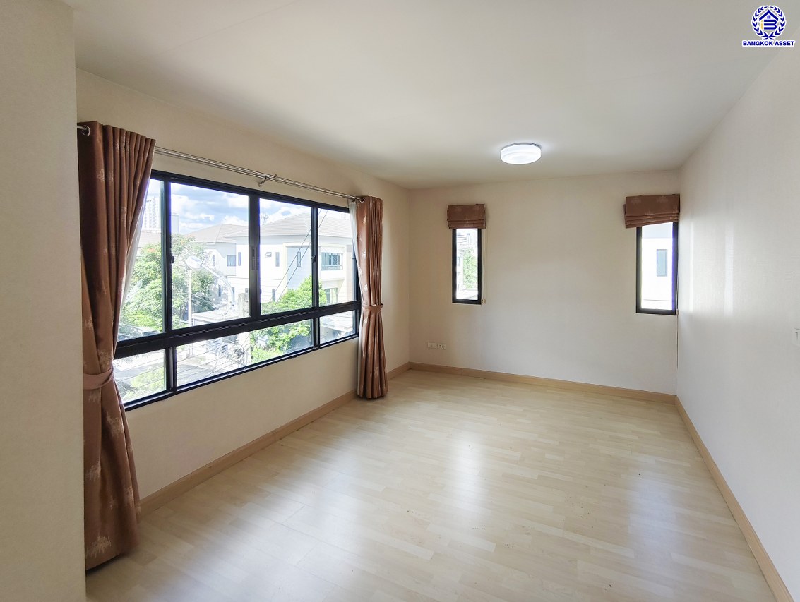 ทาวน์โฮมมือสองนนทบุรี โครงการ เดอะคอนเนคอัพ3 รัตนาธิเบศร์17 หลังมุม เนื้อที่ 27.40 ตร.ว. พื้นที่ใช้สอย 160 ตร.ม. จัดเต็มด้วยฟังก์ชั่น 3 ห้องนอน 3 ห้องน้ำ จอดรถได้ 2 คัน  พร้อมของแถมอีกหลายรายการ บนทำเลศักยภาพ หน้าโครงการอยู่ตรงข้ามเซ็นทรัลรัตนาฯ ใกล้รถไฟฟ้าสายสีม่วงสถานี "แยกนนทบุรี1 และจุดขึ้นทางด่วน "งามวงศ์วาน"