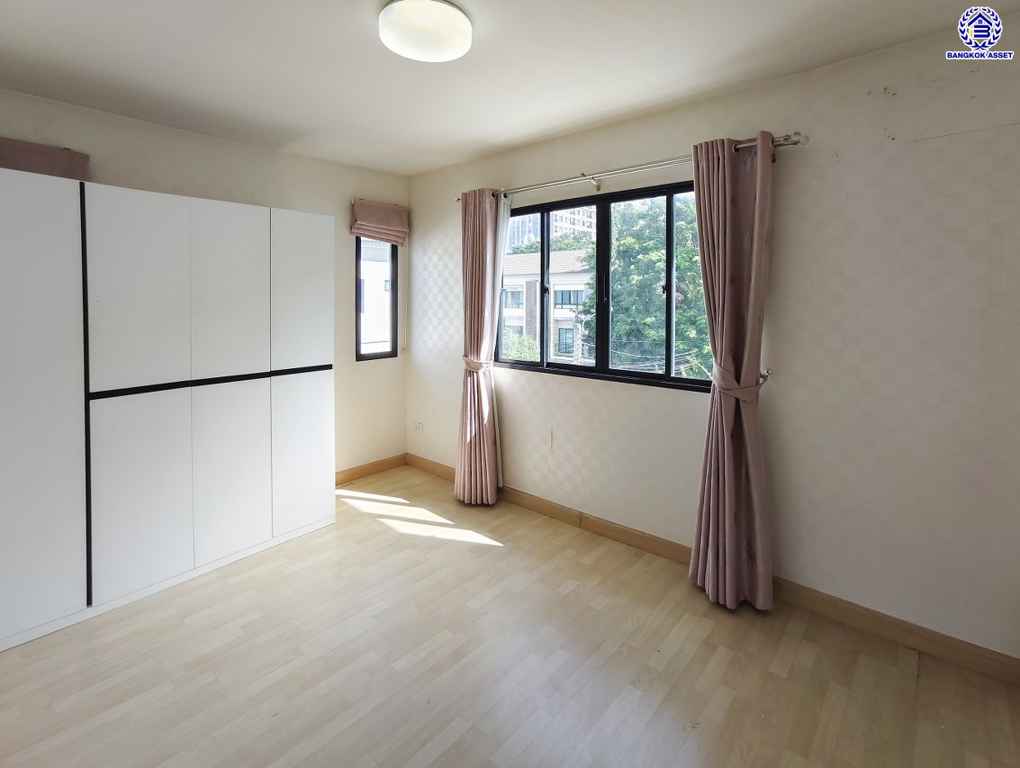 ทาวน์โฮมมือสองนนทบุรี โครงการ เดอะคอนเนคอัพ3 รัตนาธิเบศร์17 หลังมุม เนื้อที่ 27.40 ตร.ว. พื้นที่ใช้สอย 160 ตร.ม. จัดเต็มด้วยฟังก์ชั่น 3 ห้องนอน 3 ห้องน้ำ จอดรถได้ 2 คัน  พร้อมของแถมอีกหลายรายการ บนทำเลศักยภาพ หน้าโครงการอยู่ตรงข้ามเซ็นทรัลรัตนาฯ ใกล้รถไฟฟ้าสายสีม่วงสถานี "แยกนนทบุรี1 และจุดขึ้นทางด่วน "งามวงศ์วาน"