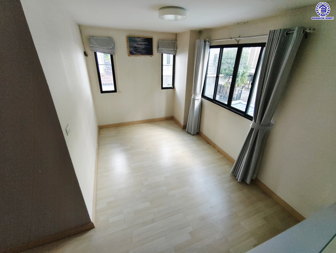 ทาวน์โฮมมือสองนนทบุรี โครงการ เดอะคอนเนคอัพ3 รัตนาธิเบศร์17 หลังมุม เนื้อที่ 27.40 ตร.ว. พื้นที่ใช้สอย 160 ตร.ม. จัดเต็มด้วยฟังก์ชั่น 3 ห้องนอน 3 ห้องน้ำ จอดรถได้ 2 คัน  พร้อมของแถมอีกหลายรายการ บนทำเลศักยภาพ หน้าโครงการอยู่ตรงข้ามเซ็นทรัลรัตนาฯ ใกล้รถไฟฟ้าสายสีม่วงสถานี "แยกนนทบุรี1 และจุดขึ้นทางด่วน "งามวงศ์วาน"